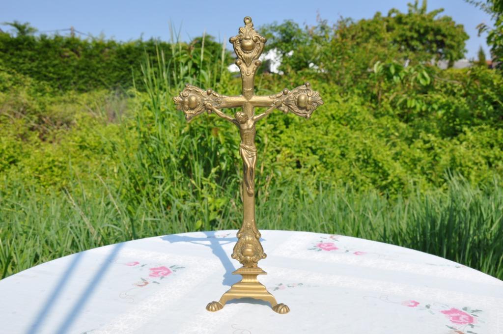 §  crucifix en laiton pied triangulaire, Enlèvement ou Envoi