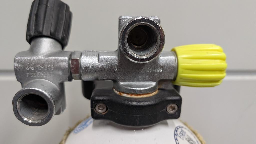 Robinet double 300 bars, Enlèvement ou Envoi, Utilisé, Bouteille de plongée