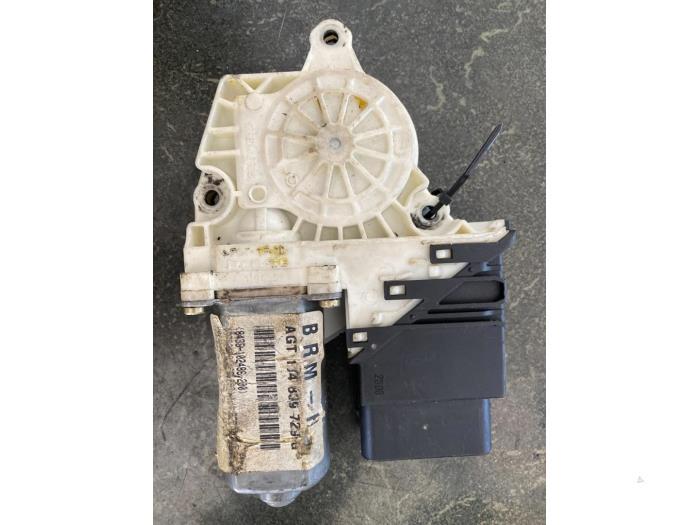 Moteur de vitre portière d'un Volkswagen Golf, Autos : Pièces & Accessoires, Enlèvement ou Envoi, 3 mois de garantie, Utilisé