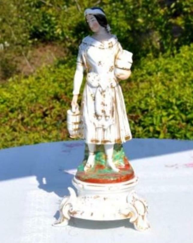 § statue porteuse d'eau  porcelaine épaisse accidenté, Antiquités & Art, Enlèvement ou Envoi