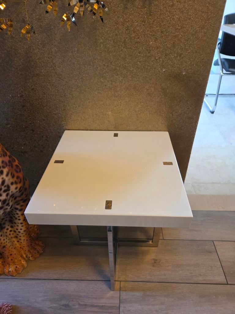 Design bijzettafeltje, Ophalen