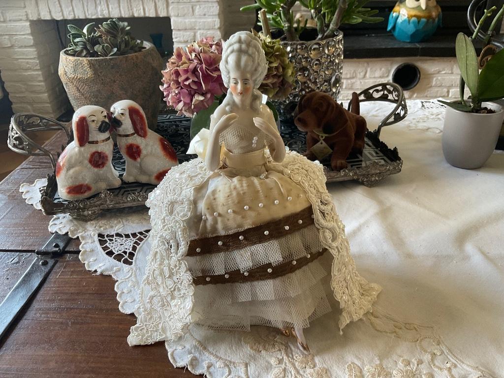 Half Doll met beentjes / Halfdoll Madame Pompadour, Enlèvement ou Envoi