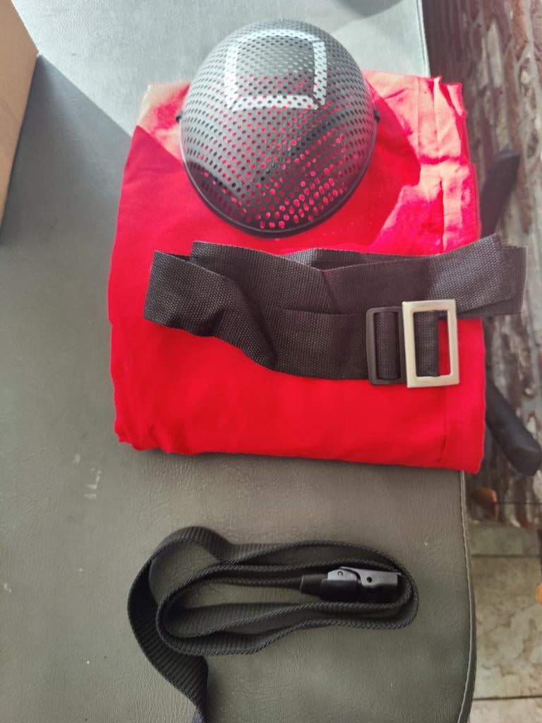 Rode overall met kap, zwarte riem en Squid Game masker, Enlèvement ou Envoi