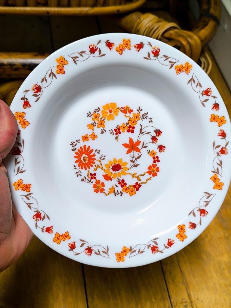 1 assiette creuse 1970 Arcopal Marguerite et Tournesol, Uni, Assiettes(s), Enlèvement ou Envoi, Verre