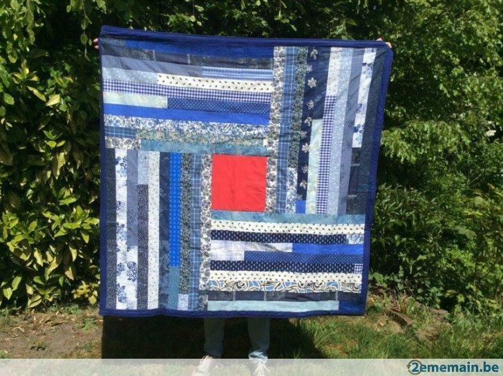 Patchwork dans des tons bleux et carré central rouge, Enlèvement ou Envoi, Neuf