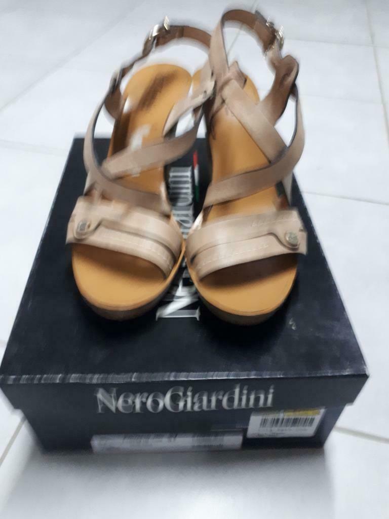 sandaal nero giardini, Beige, Zo goed als nieuw, Nero giardini, Sandalen of Muiltjes