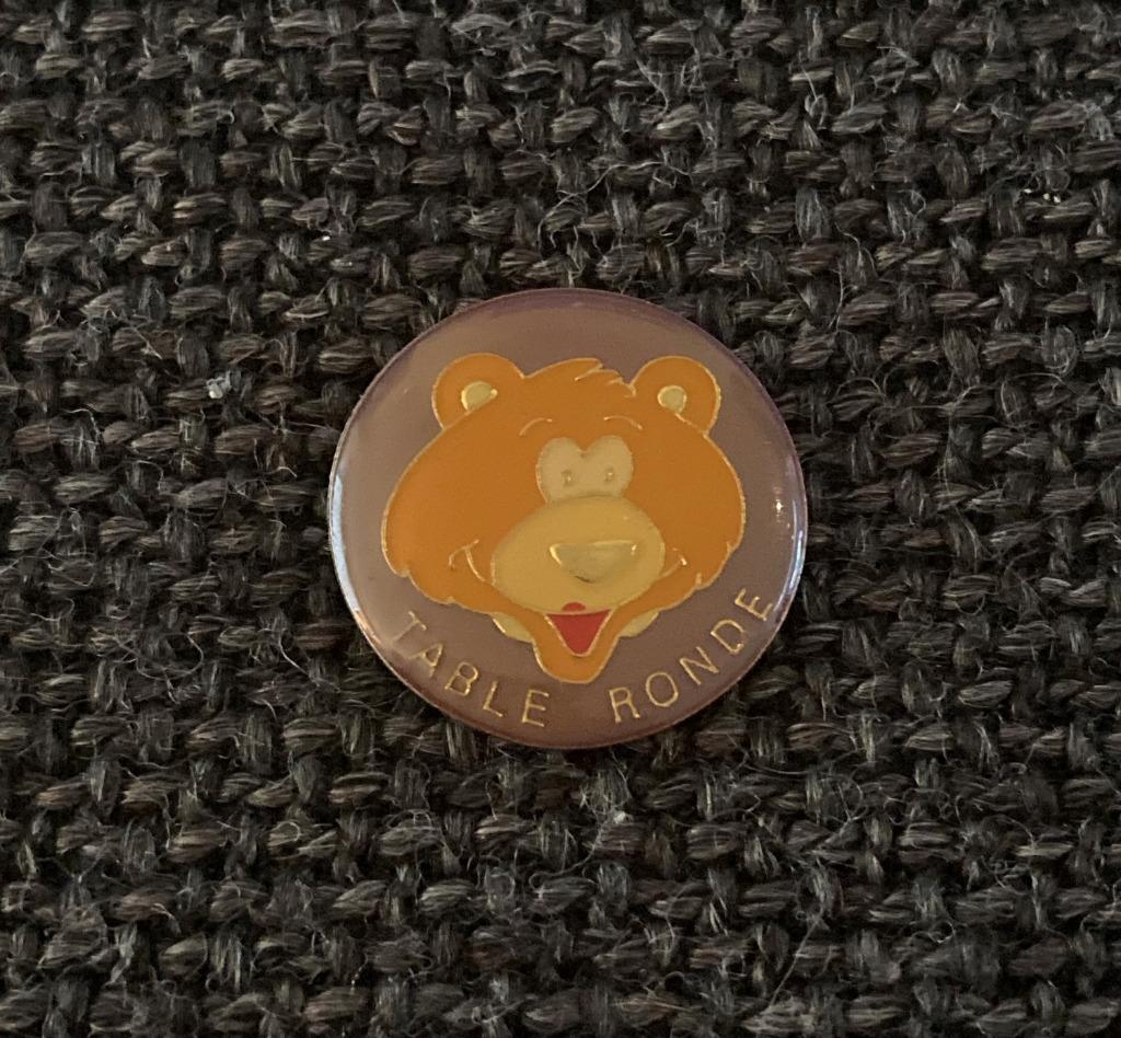 PIN - TABLE RONDE - BEER - BEERTJE - OURS, Envoi, Utilisé, Autres sujets/thèmes, Insigne ou Pin's