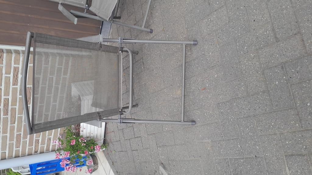 3 stoelen die verstelbaar zijn en plooibaar zijn, Ophalen