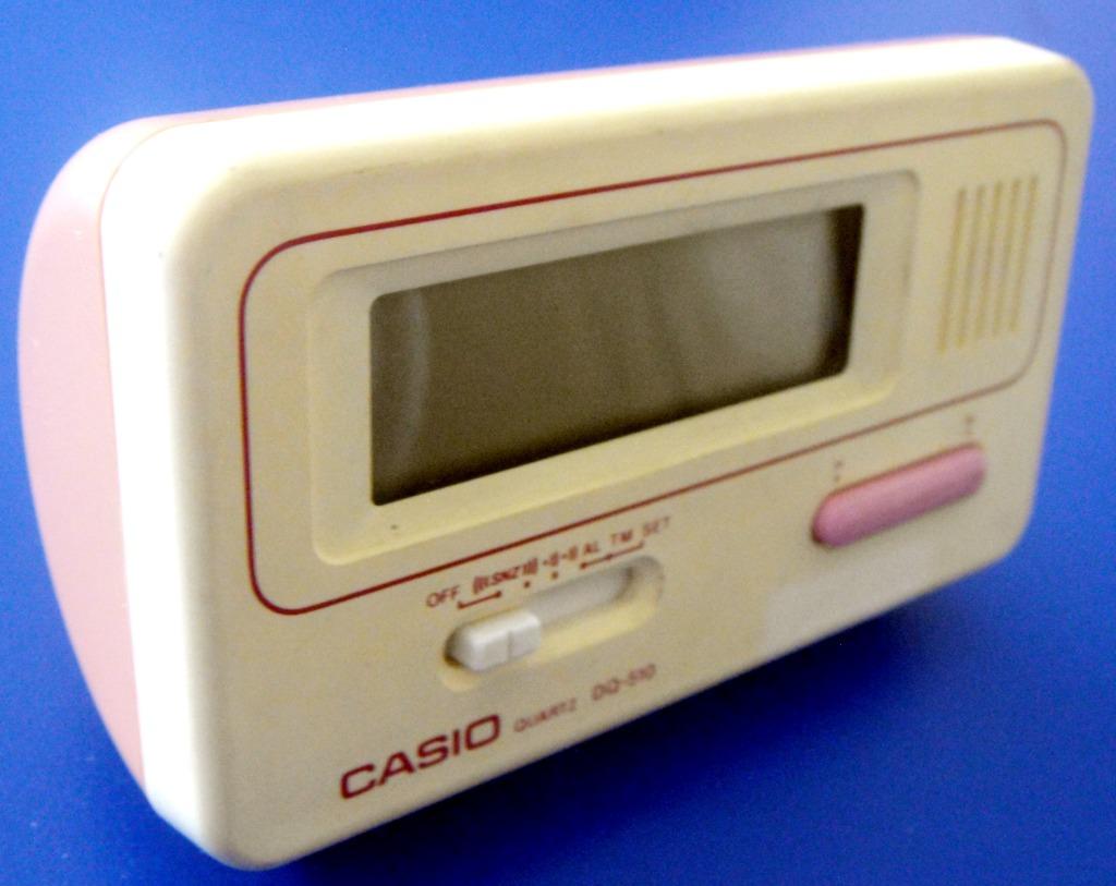 Réveil LED de voyage CASIO DQ-510 vintage rose, Enlèvement ou Envoi, Comme neuf, Digital, Réveil ou Horloge