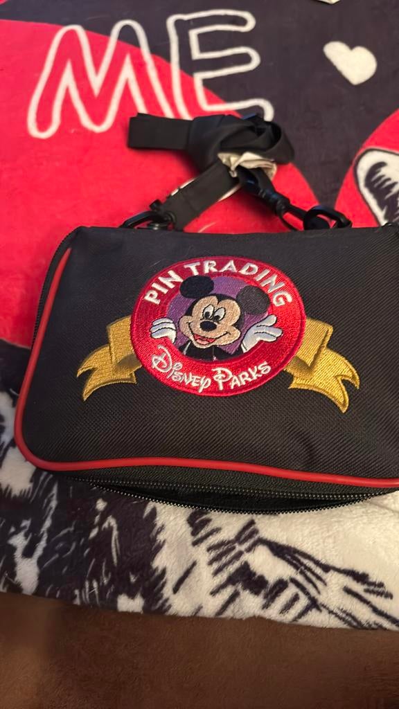 Pins Disney cast member, Enlèvement ou Envoi, Comme neuf, Autres sujets/thèmes, Insigne ou Pin's