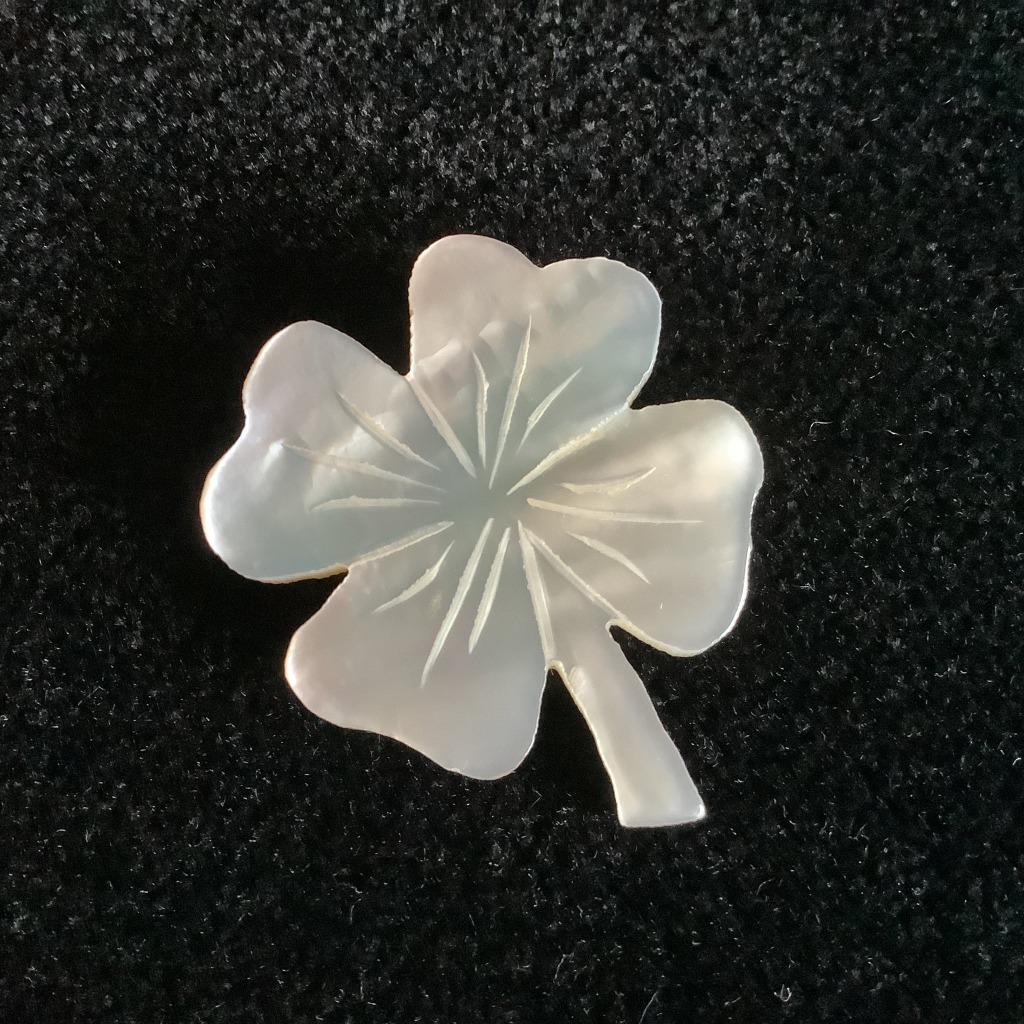 Mooie vintage geluksbroche parelmoer klavertje 4, Koper, Overige kleuren, Minder dan 4 cm, Ophalen of Verzenden