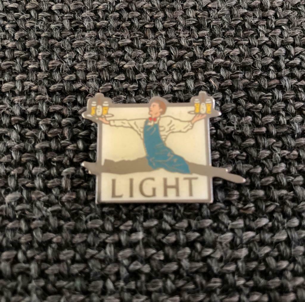 PIN - LIGHT - OBER - WAITER - SERVEUR - BIER - BIÈRE - BEER, Verzenden, Gebruikt, Overige onderwerpen, Speldje of Pin