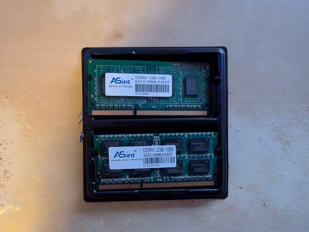Asint SSZ3128M8-EAEEF 3GB RAM SODIMM(1x2GB + 1x1GB)DDR3-1066, Computers en Software, Gebruikt, DDR3, Ophalen of Verzenden, 2 GB