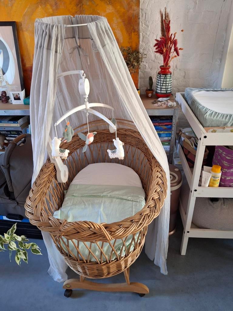 Rotan wieg met hemel, Ophalen, Zo goed als nieuw, Wieg
