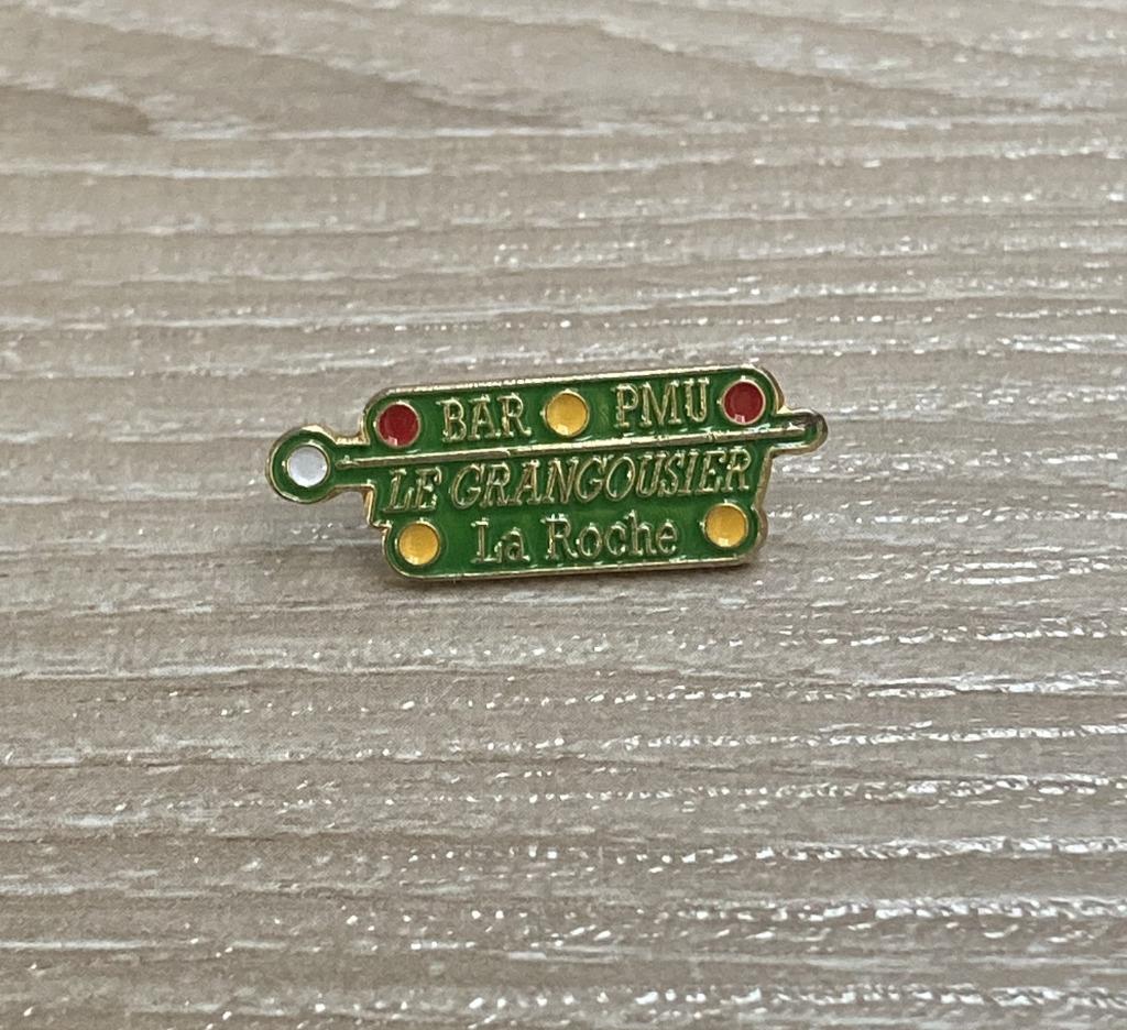 PIN - BAR PMU - LA ROCHE - POOL - BILJART - BILLARD, Collections, Envoi, Utilisé, Sport, Insigne ou Pin's