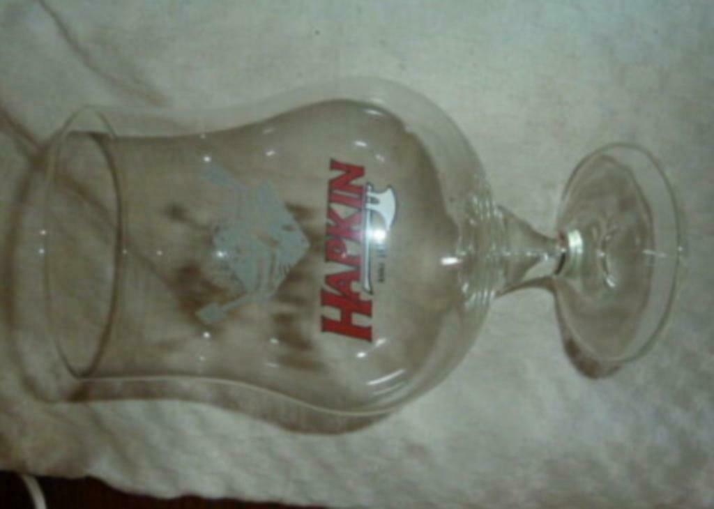 bier glas HAPKIN Anno 1877 " op voet "Brij Alken Maes  Alken, Ophalen of Verzenden, Nieuw, Bierglas
