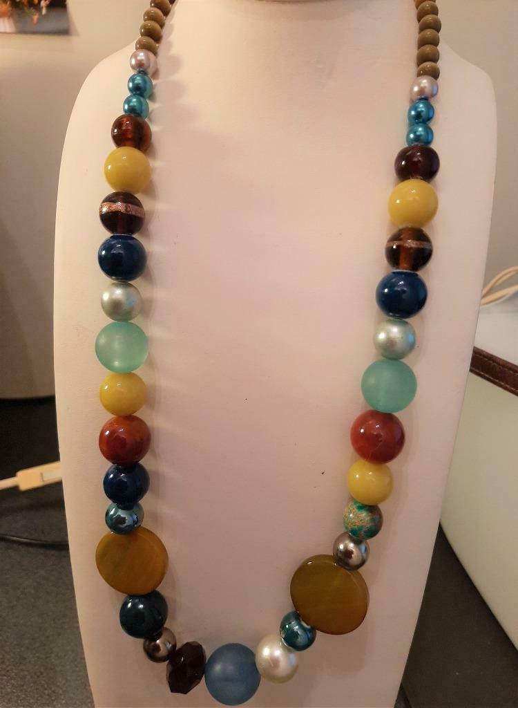 Te koop: Nieuw! Ketting met bruine en groene stenen., Bijoux, Sacs & Beauté, Colliers, Neuf, Avec pendentif, Brun, Enlèvement