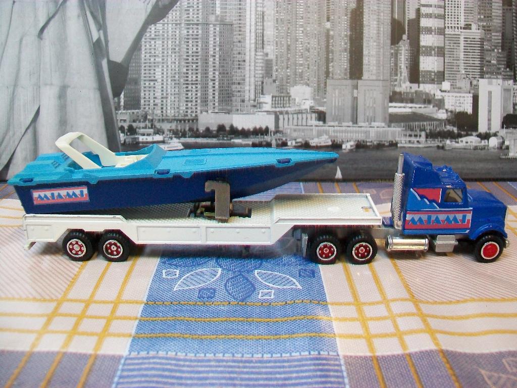 Miami Vice Boat - Majorette - Sonny Crockett & Ricardo Tubbs, Ophalen of Verzenden, Zo goed als nieuw, Tv, Beeldje, Replica of Model