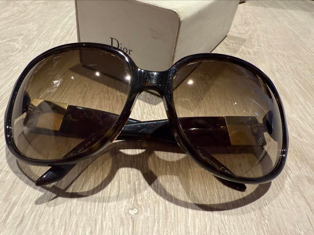 Zonnebril bruin Dior, Enlèvement