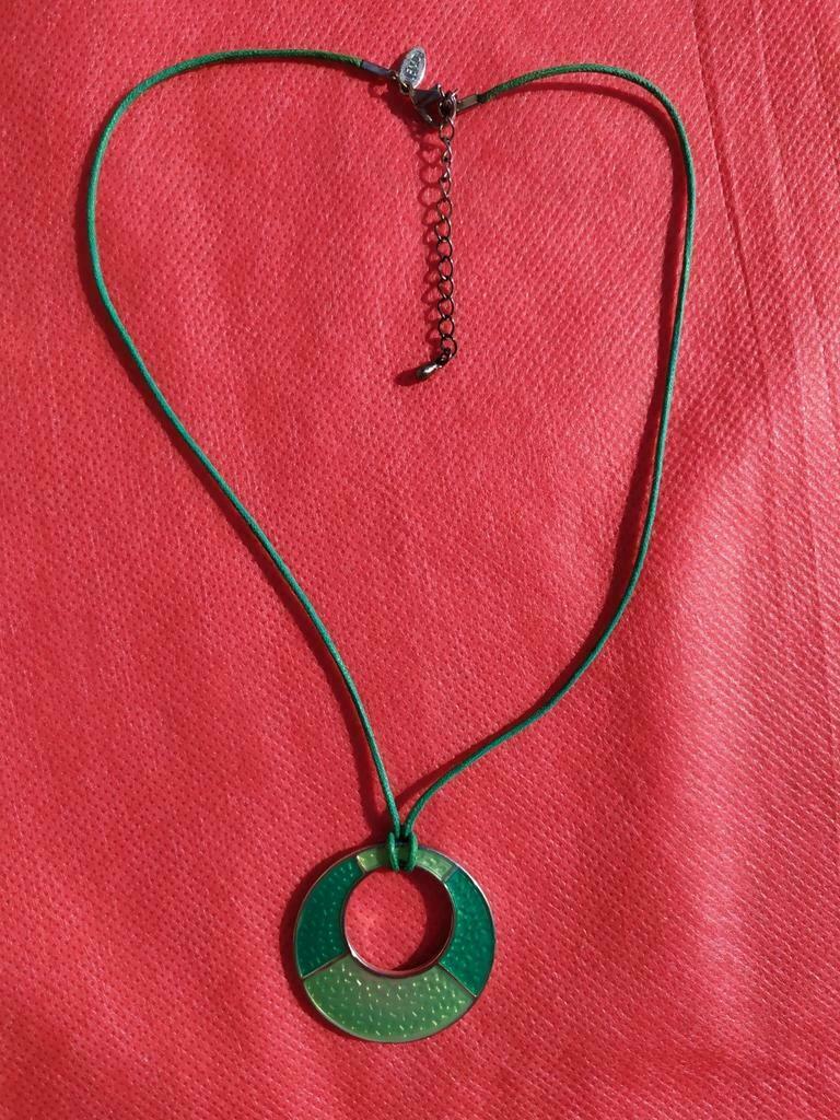 Collier corde avec pendentif, Bijoux, Sacs & Beauté, Colliers, Comme neuf, Autres matériaux, Bleu, Avec pendentif, Enlèvement ou Envoi