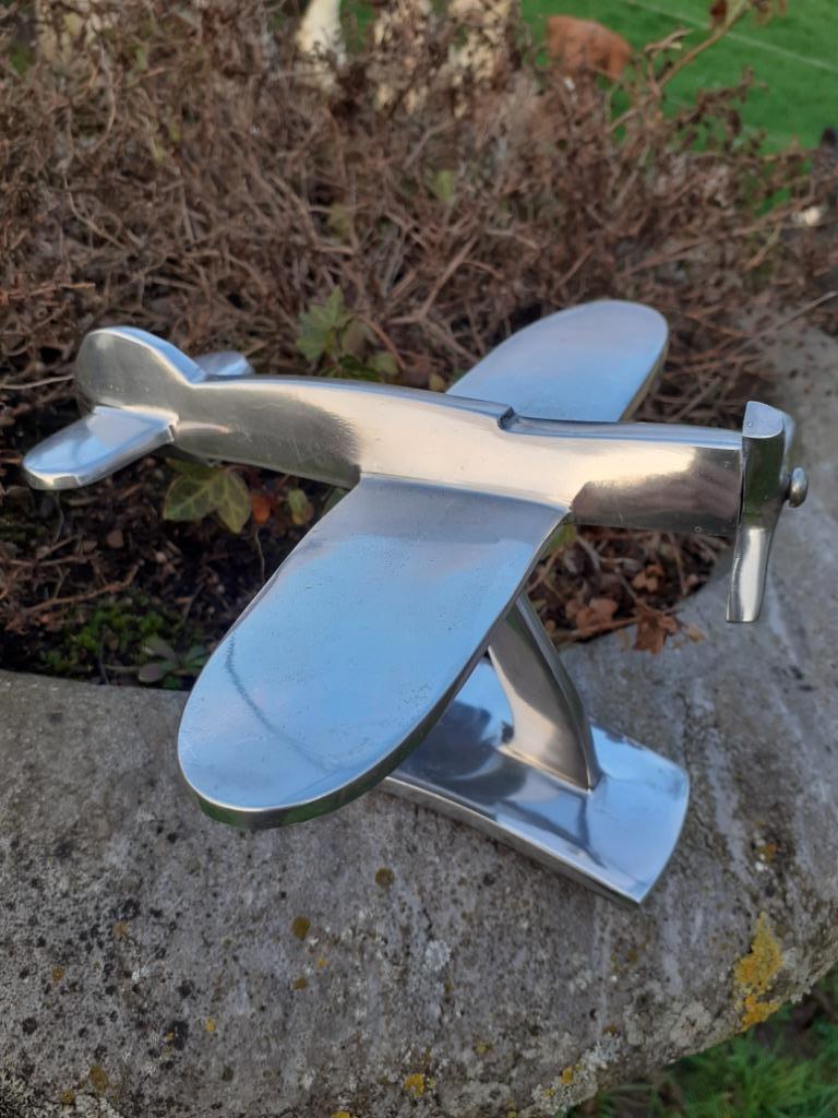 PRACHTIG VLIEGTUIG OP EEN BASIS VAN GEGOTEN ALUMINIUM., Verzamelen, Luchtvaart en Vliegtuigspotten, Ophalen of Verzenden, Zo goed als nieuw