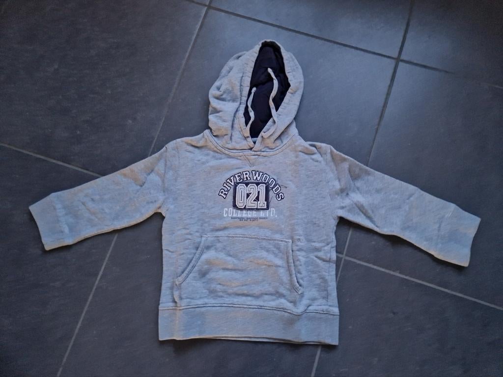 grijze sweater met kap- River Woods - maat 104, Kinderen en Baby's, Kinderkleding | Maat 104, Ophalen, River Woods, Jongen of Meisje