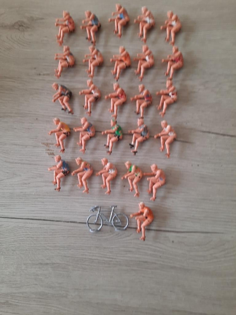 40 miniatuur wielrenners wielrennen, Hobby en Vrije tijd, Ophalen of Verzenden, Gebruikt, 1:35 tot 1:50, Figuur of Figuren