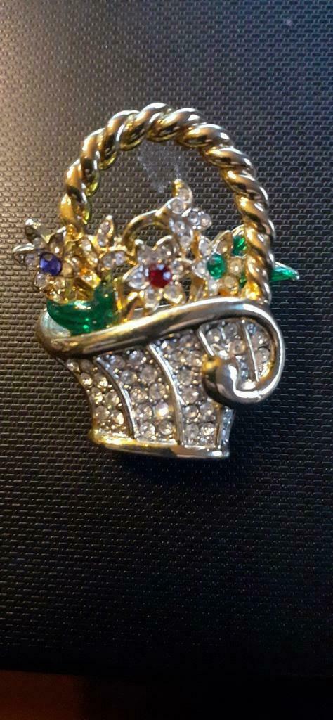 Broche de fantaisie forme panier de fleurs, Bijoux, Sacs & Beauté, Enlèvement ou Envoi, Comme neuf