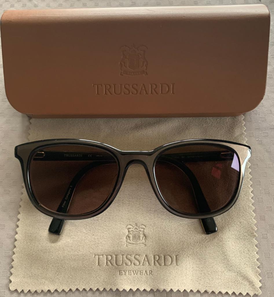 lunettes de soleil homme Trussardi avec étui, Bijoux, Sacs & Beauté, Lunettes de Soleil & Lunettes | Hommes, Autres marques, Comme neuf