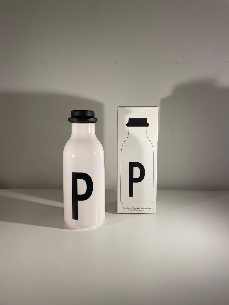 Gourde avec lettre P - Design Letters - Arne Jacobsen, Neuf, Uni, Enlèvement, Autres matériaux