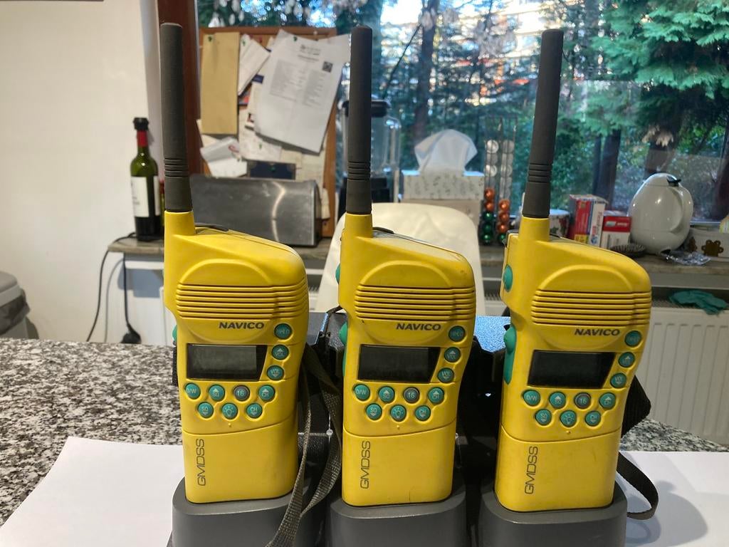 3 Marine VHF handradio's , Navico 250 GMDSS , waterdicht, Ophalen, Zo goed als nieuw