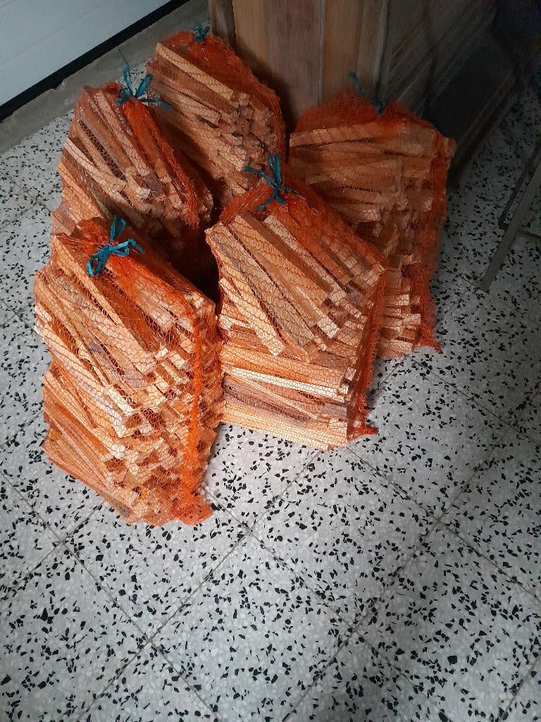 Aanmaakhout 4 euro de zak   5 zakken kopen  en 1 gratis, Tuin en Terras, Ophalen