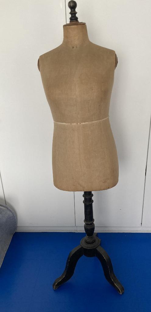 Mannequin ancien (mannequin) sur socle en bois, Enlèvement, Femmes
