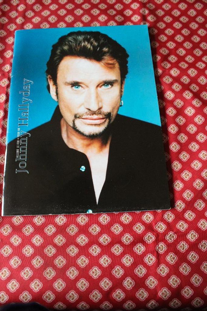 Programme concert - Johnny Hallyday - Tour 98 Allume le Feu, Collections, Musique, Artistes & Célébrités, Comme neuf, Livre, Revue ou Article