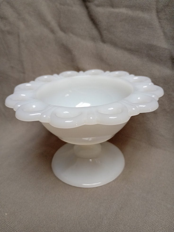 Plat en verre à lait blanc vintage sur pied, Antiquités & Art, Enlèvement ou Envoi