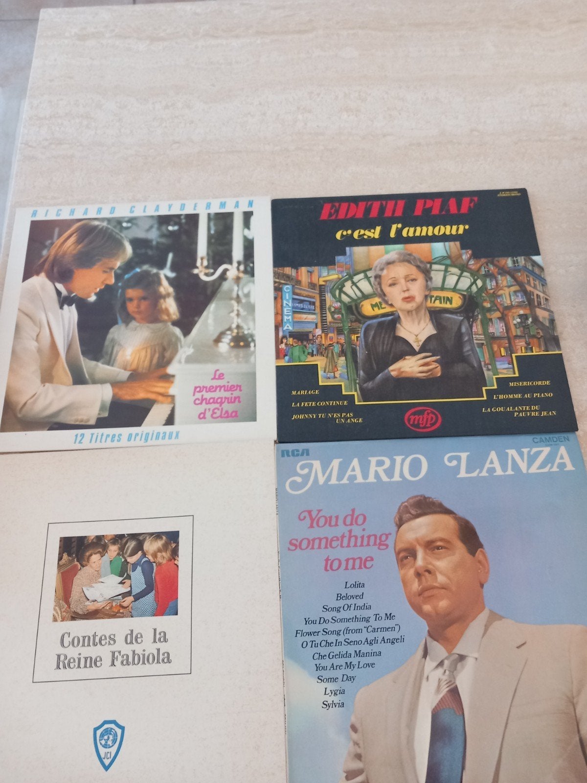 4 disques de musique, Enlèvement
