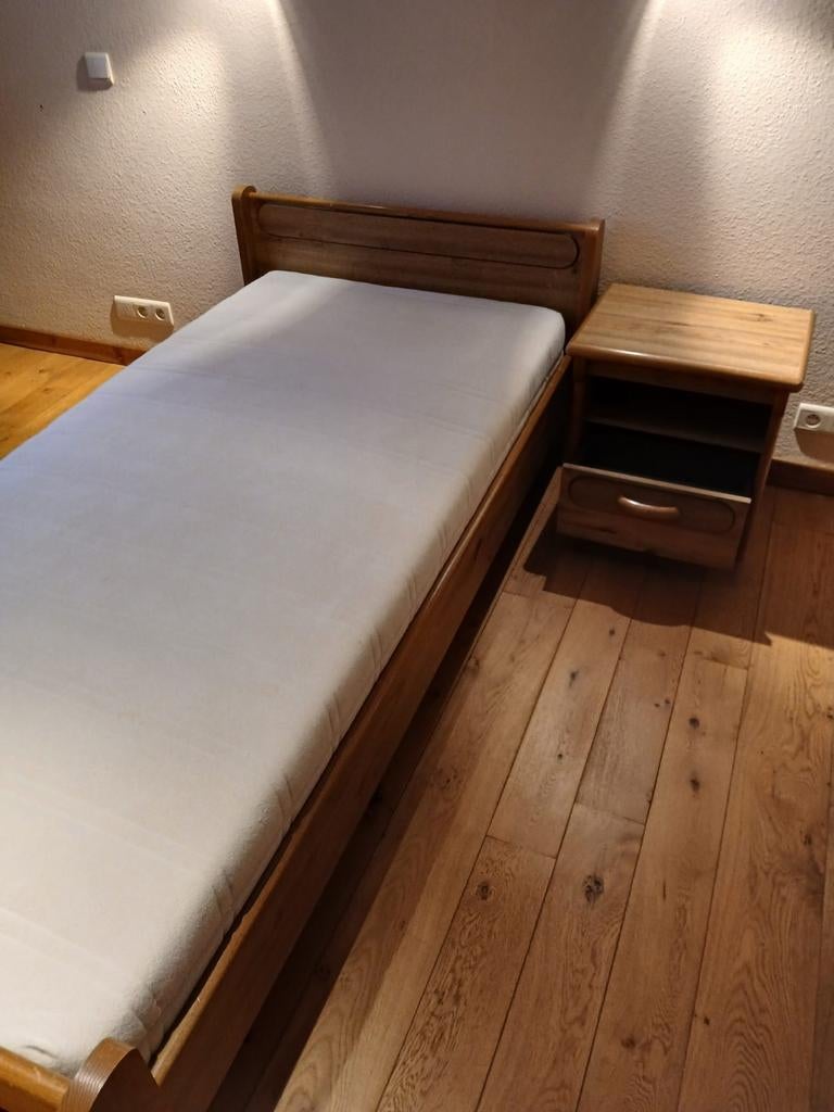 Éénpersoons slaapkamer. Bed, nachtkastje, kleerkast, bureau, Enlèvement