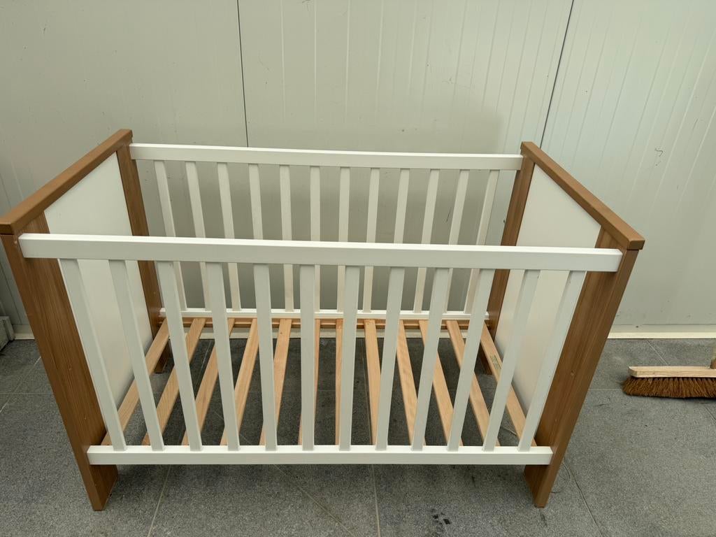 Babybed en comode, Kinderen en Baby's, Kinderkamer | Bedden, Ophalen, Gebruikt, Minder dan 140 cm, Matras