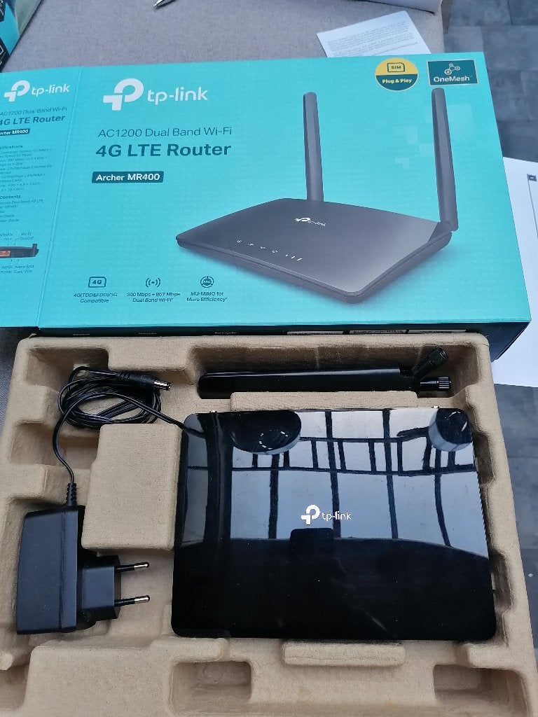 4g router. Gebruikt om voorlopig 4 cameras te gebruiken., Ophalen of Verzenden, Zo goed als nieuw, Buitencamera