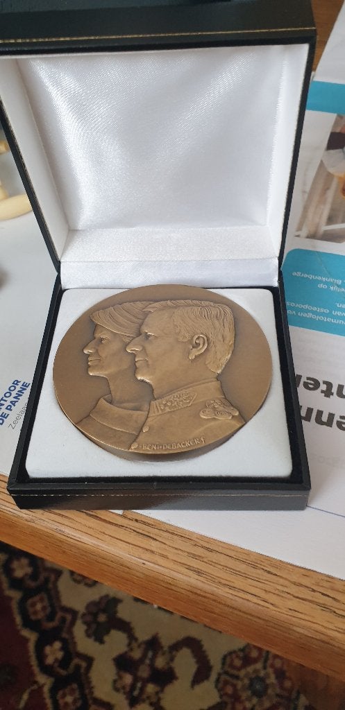 herdenkingsmedaille troonsbestijging van Koning Filip, Ophalen, Brons