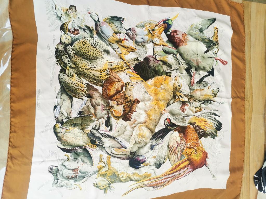 Châle Foulard hermès, Kleding | Dames, Mutsen, Sjaals en Handschoenen, Hermès, Sjaal, Gedragen, Ophalen