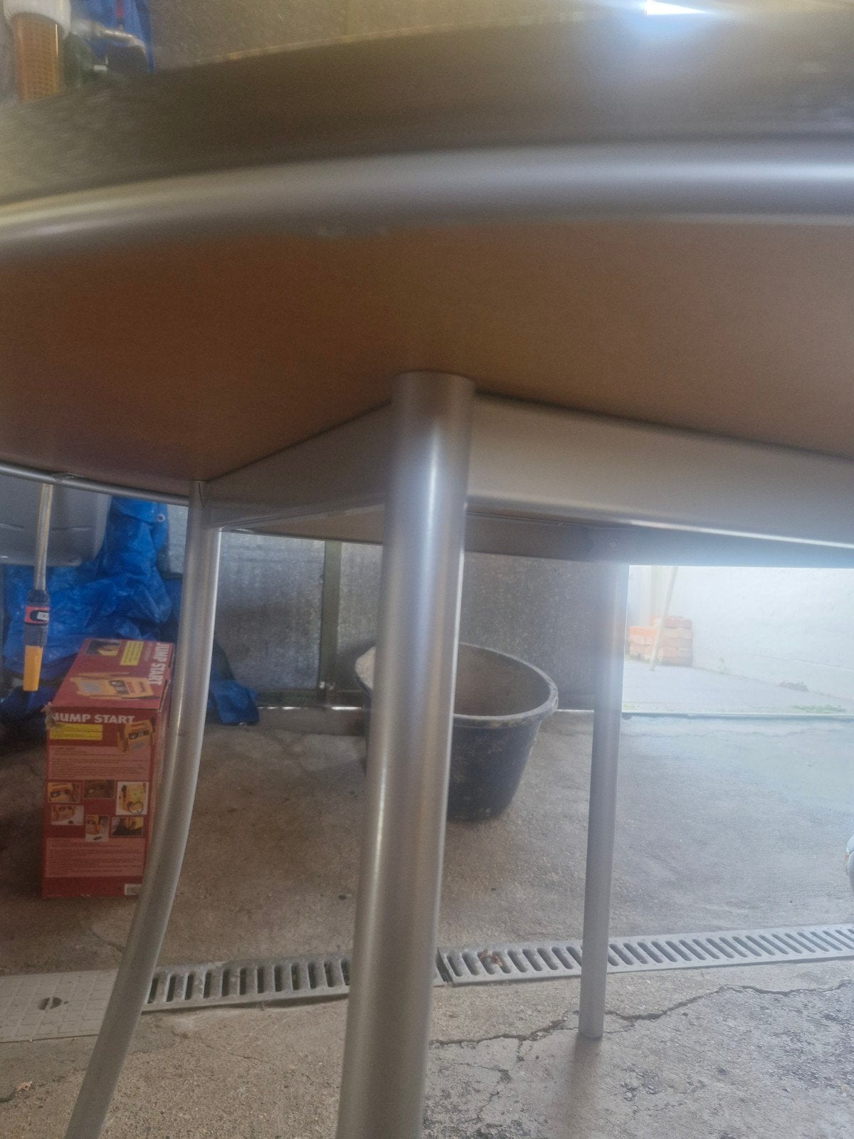 Table à manger ronde solide 110 cm marron foncé avec 4 pieds, Enlèvement