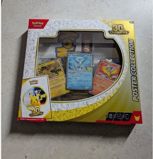 Boîte de célébration du 30e anniversaire Pokemon TCG,, Hobby & Loisirs créatifs, Enlèvement ou Envoi, Neuf, Booster, Foil