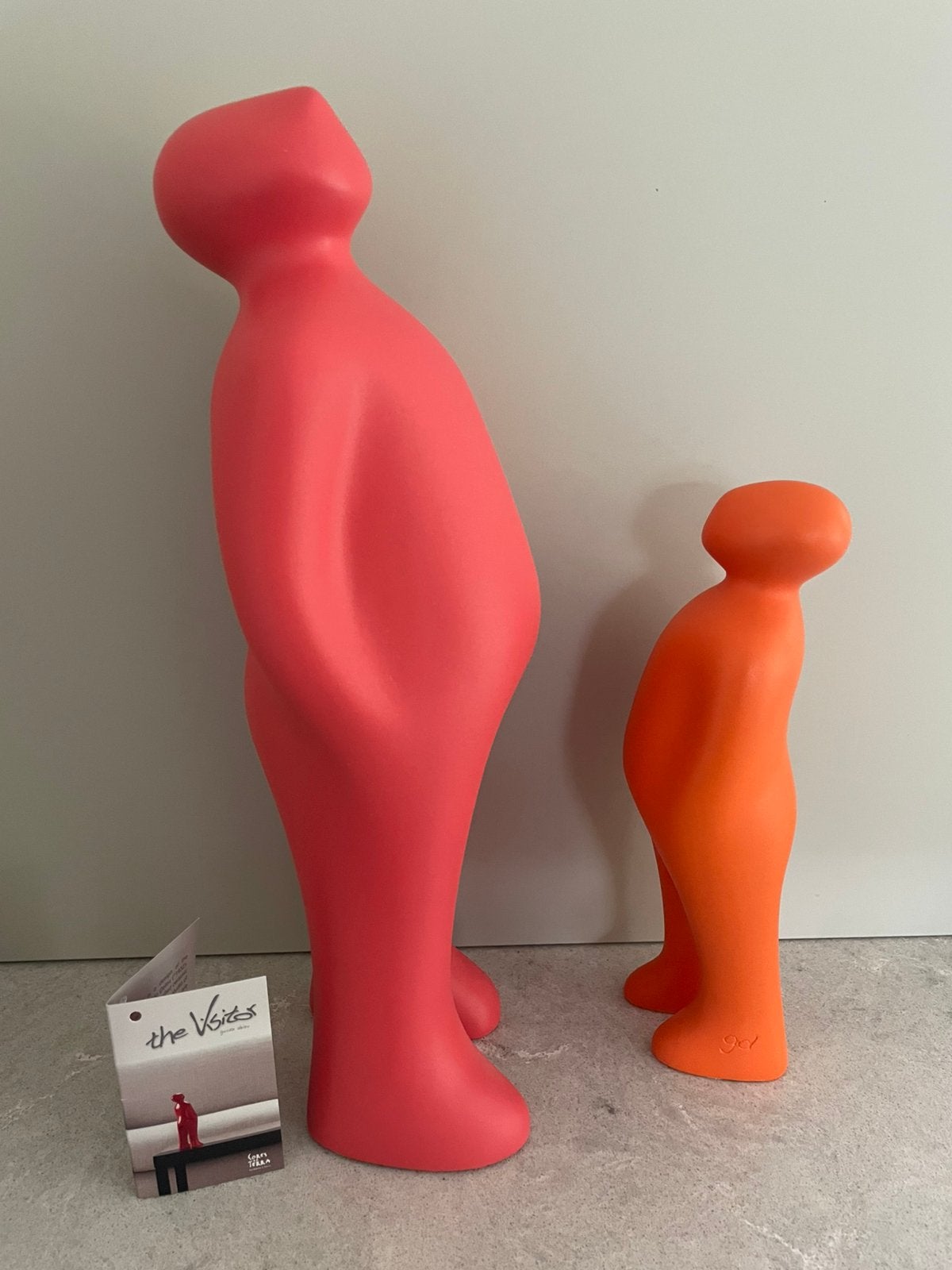 NIEUW*** THE VISITOR beeldje, Ophalen of Verzenden, 24 cm, Beeld, Oranje