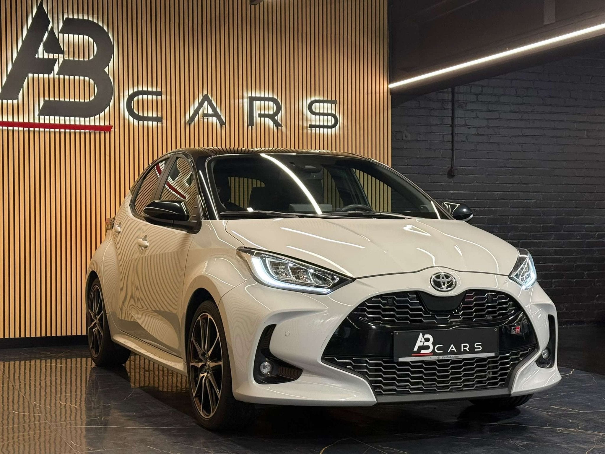 Toyota Yaris Hybrid 1.5i VVT-i * SPORT * FINITION GR * BOÎT, Autos, Achat, Euro 6, Entreprise, Noir