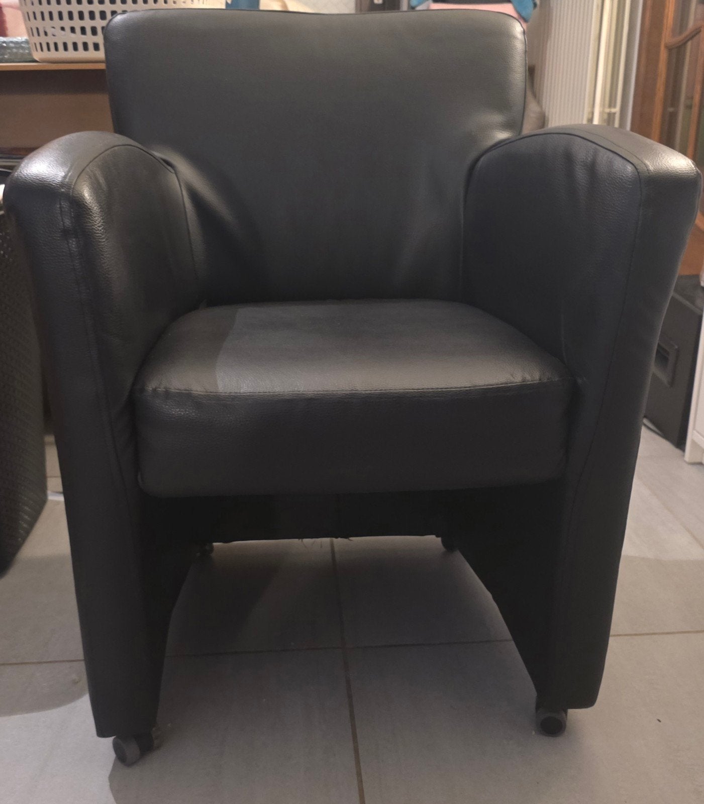 ​4 Luxe zwarte leren eetkamerstoelen clubfauteuils op wielen, Ophalen of Verzenden, Zo goed als nieuw, Minder dan 75 cm, Modern Comfort