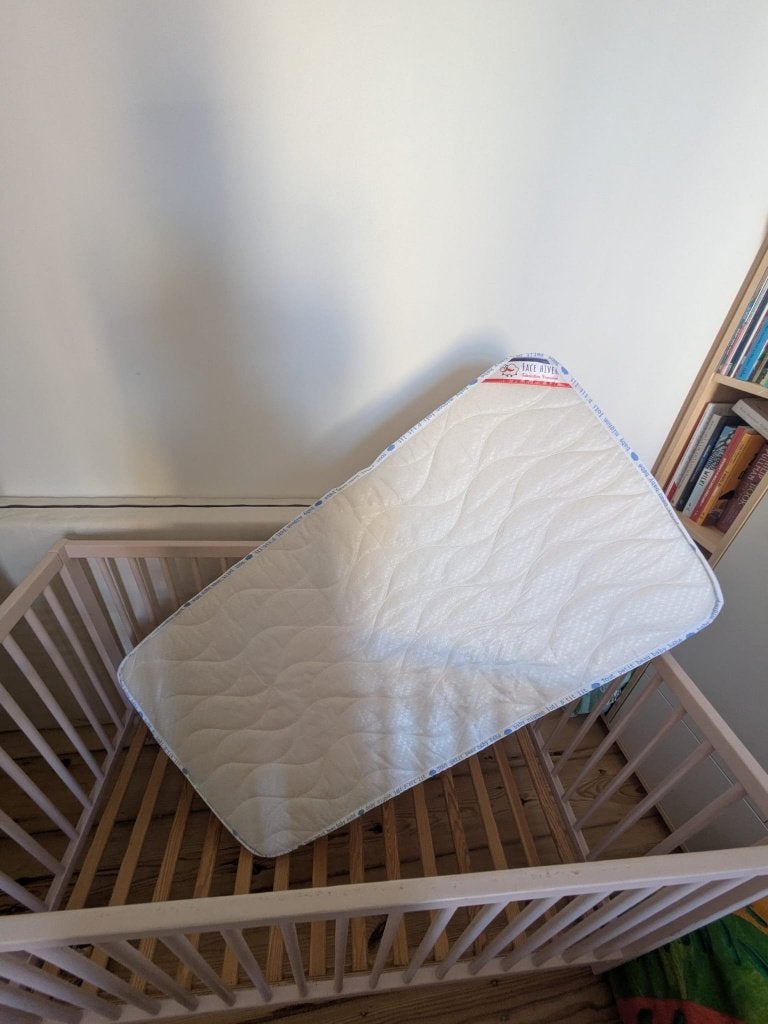 Lit à barreaux bébé + matelas et draps, Enfants & Bébés, Enlèvement, Utilisé, Lit