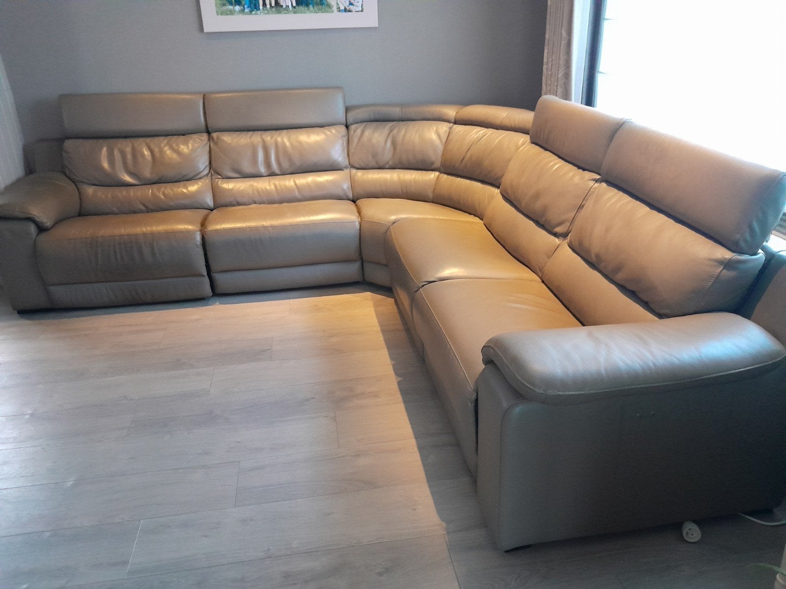Lederen hoeksalon in taupe 3mx3m. Met 2 elektrische relax., Ophalen, Gebruikt, Leer