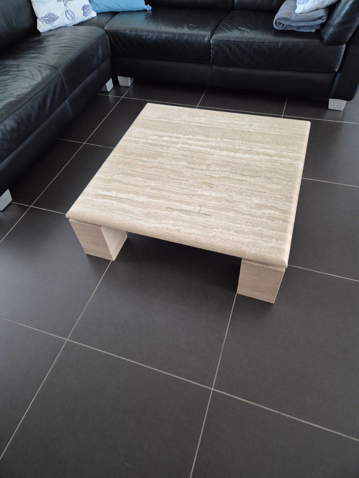 Table basse (travertin), Enlèvement