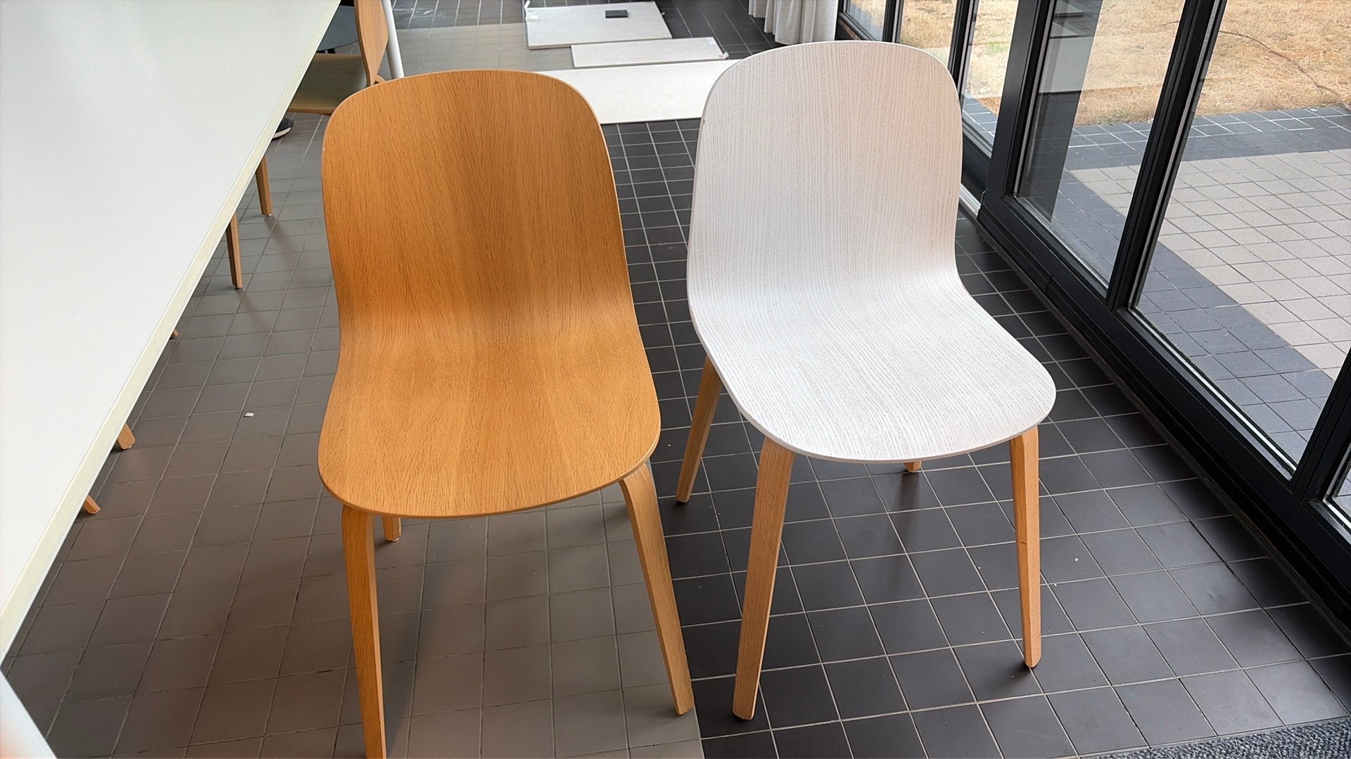 Muuto Visu - 6 stoelen beschikbaar (4x beige, 2x wit), Huis en Inrichting, Ophalen, Gebruikt, Wit, Hout